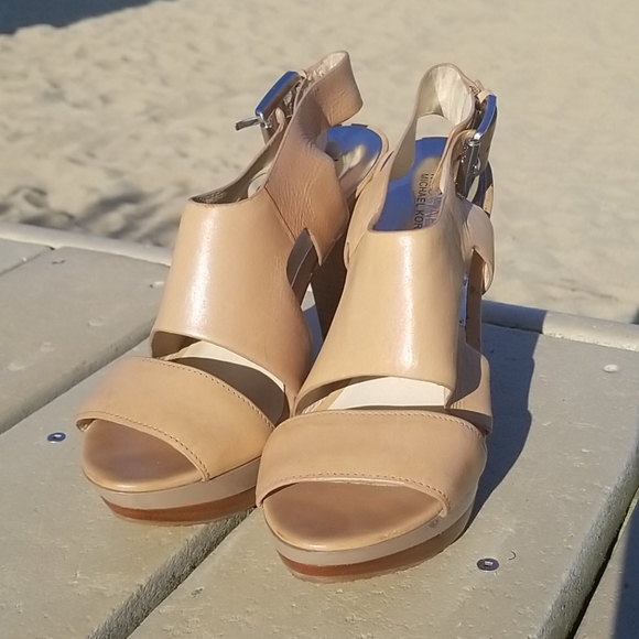 Micheal Kors tan  open toe sandals 9.5 - Picture 2 of 8